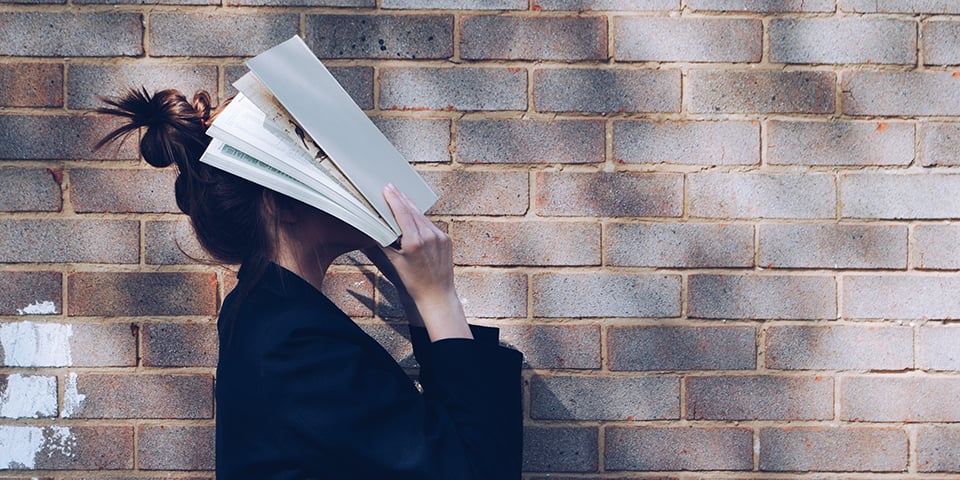 Kvinde med en bog for sit hoved