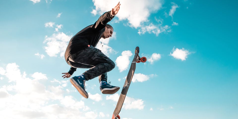 ung fyr hopper højt til vejrs på skateboard